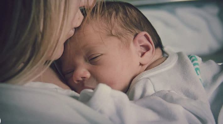 نشست خبری از طرح های پایان یافته 1404_عنوان خبر: تاثیرات تماس پوستی مادر و نوزاد  بلافاصله بعد از تولد _ سرکار خانم میترا صفری